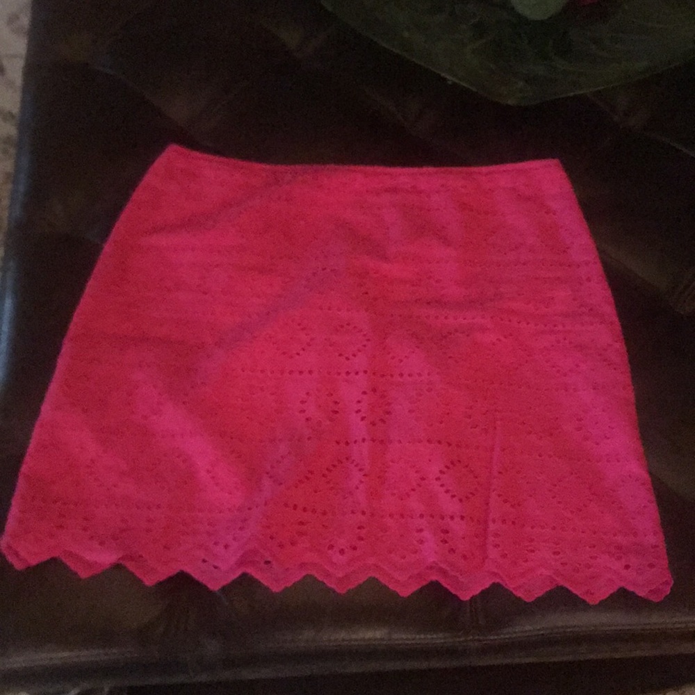 Vineyard vines  fuchsia pink eyelet lined skirt.